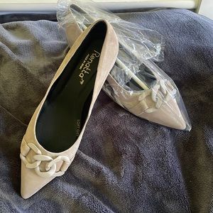 Renatta pointy toe flat with chain